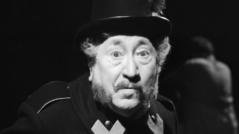 Smutné loučení velkého herce. Nemocného Marvana museli na hradby Karlštejnu nosit