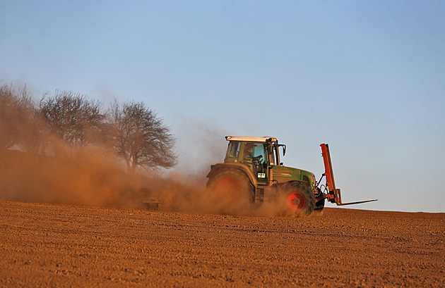 Firmy pociťují válku v Zálivu. Zemědělec zaplatí za naftu až o 160 tisíc týdně více