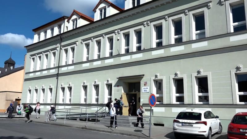 Žák na Plzeňsku nabídl kamarádce léky na předpis: Do školy musela záchranka, incidentů přibývá