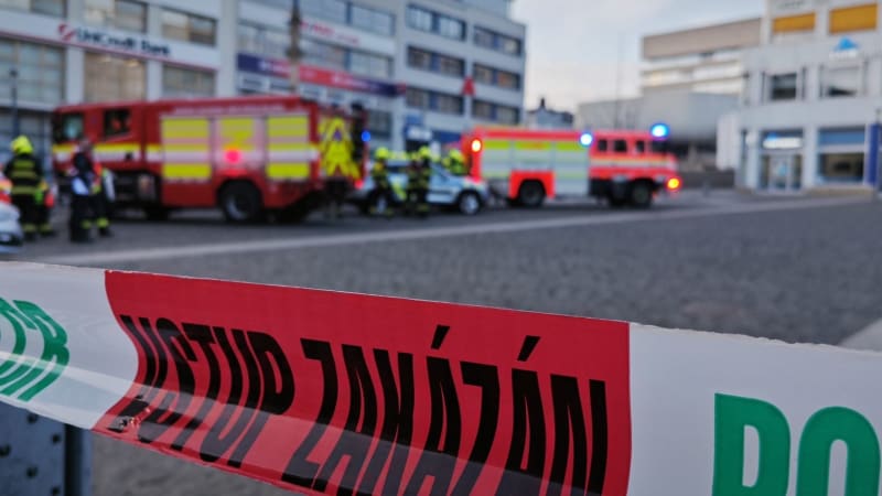 Poplach v Praze. Policie uzavřela část Janáčkova nábřeží, prověřuje možný únik plynu