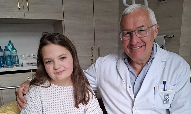 Potrhané nervy v ruce lékaři neřešili. Školačce pomohly tři operace ve Vídni