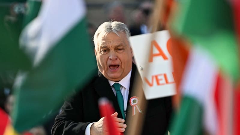 Politico: Nespravedlivé maďarské volby s kupováním hlasů. Proč je tak těžké porazit Orbána?