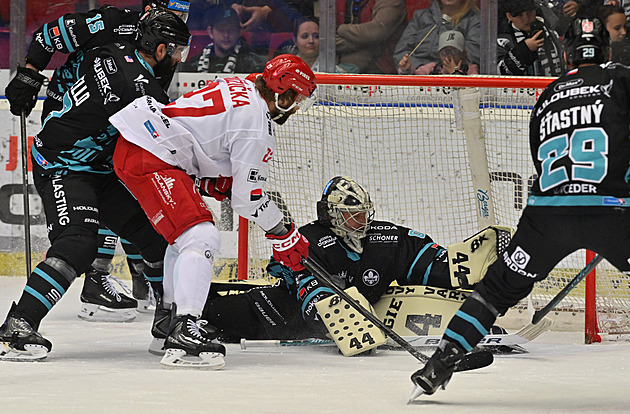 ONLINE: Třetí semifinále. Třinec vyrovnal ve Varech, Sparta přivítá Pardubice