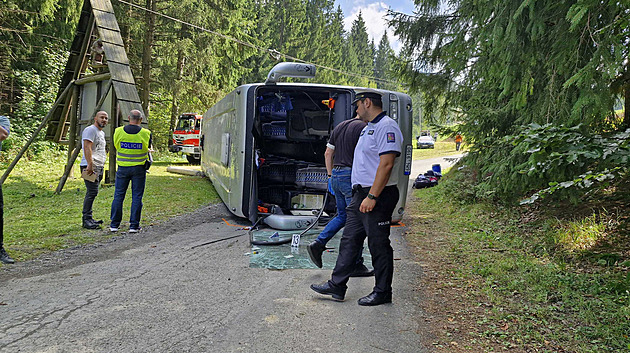 Zanedbaný servis. Policie obvinila řidiče i firmu za nehodu autobusu v Beskydech