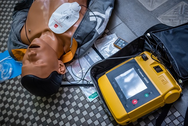 Jak použít defibrilátor? Jistě to ví jen čtyři procenta Čechů, v pomoci brání i stud