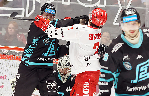 ONLINE: Třinec bojuje o postup, s Vary ho čeká prodloužení. Pardubice čelí Spartě