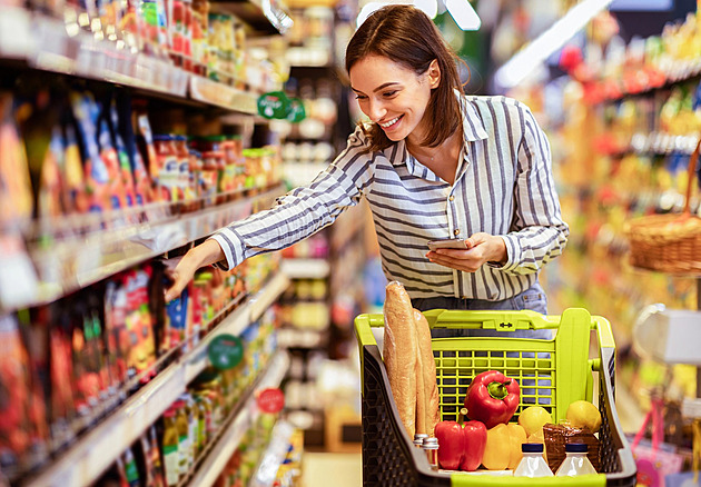Triky supermarketů cílí na podvědomí. Dlažba i teplota řídí vaše nákupy