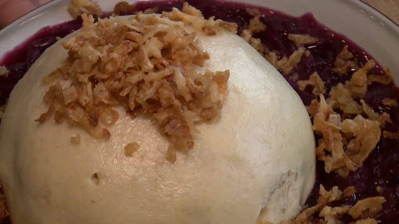 Další kulinářská senzace v Seči: Megaknedlík přes celý talíř. Reakce mě baví, líčí číšnice