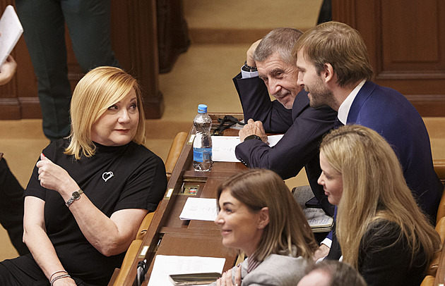 Schillerová hájí regulaci u paliv. Socialistické experimenty, oponuje jí Jakob