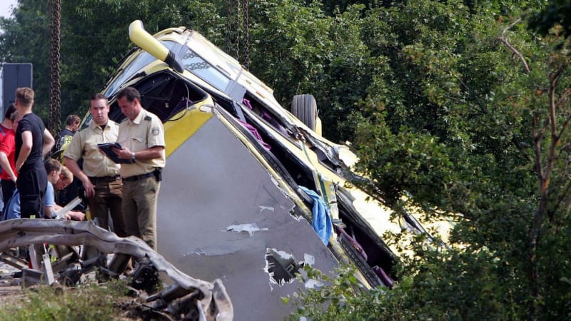 Autobus spadl do rokle, ukazují záběry. Zemřelo nejméně 14 lidí, po dalších v Andách pátrají