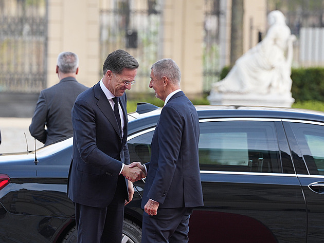 Uděláme vše, abychom splnili závazky vůči NATO, řekl Babiš po schůzce s Ruttem