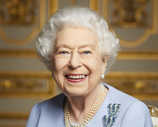 Britská monarchie oznámila, kdo napíše životopis Alžběty II. Král měl jedno přání