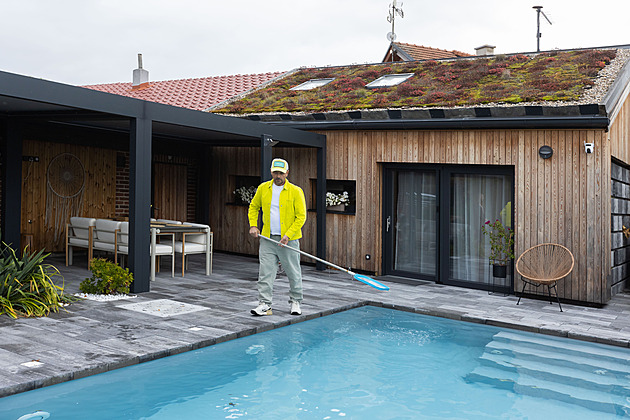 Z chlívku má moderní bydlení. Kutil Libický dva roky stavěl chytře řešený dům