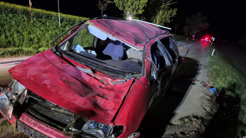 Auto vylétlo na Zlínsku ze silnice a udělalo několik kotrmelců. Mladý řidič podlehl zraněním