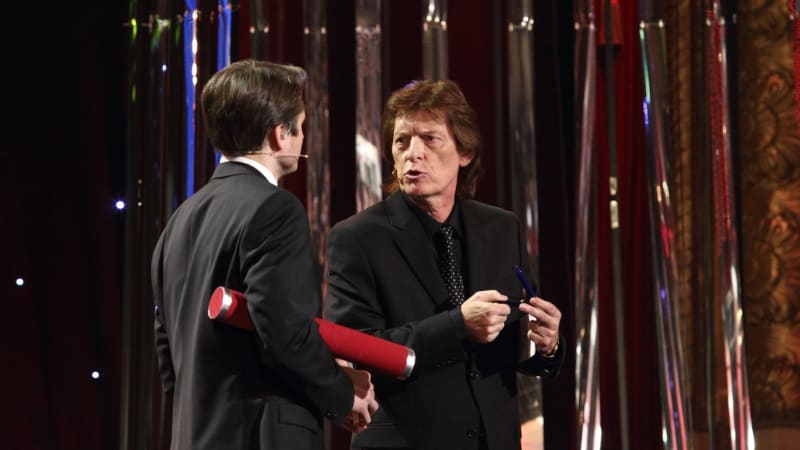 Ivo Plicka, dvorní textař Petra Nováka, byl surově napaden v centru Prahy. Je po operaci