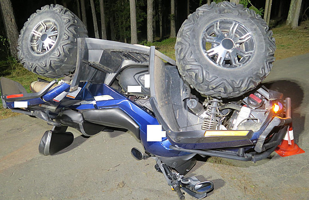 Noční drama v lese. Řidiče zavalila čtyřkolka, život mu zachránil kolemjdoucí