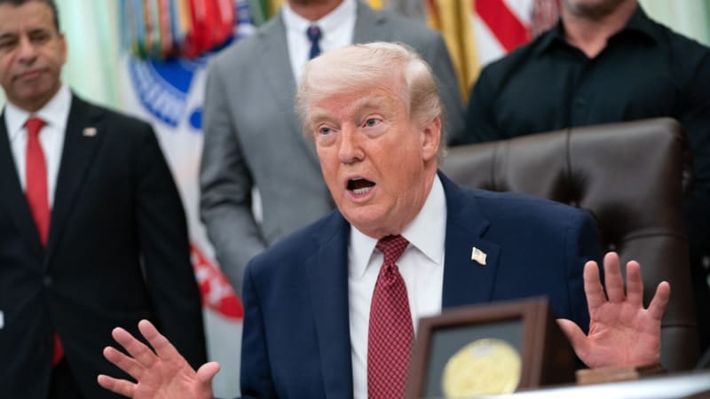 Trump nařídil zvýšit cla na evropská auta. EU podle něj neplní dohodu