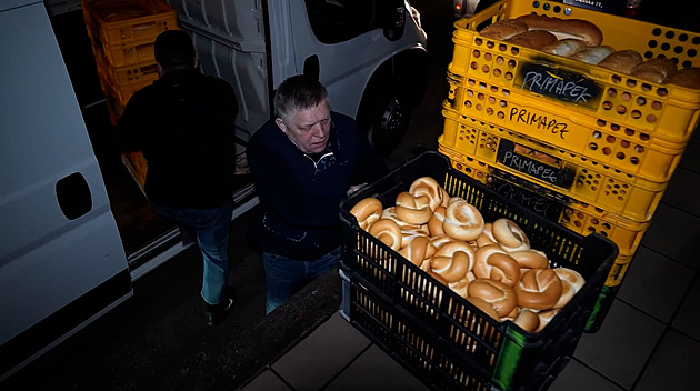 Fico si na Svátek práce zkusil rozvážku pečiva. Že se to celé nerozkrade, divil se