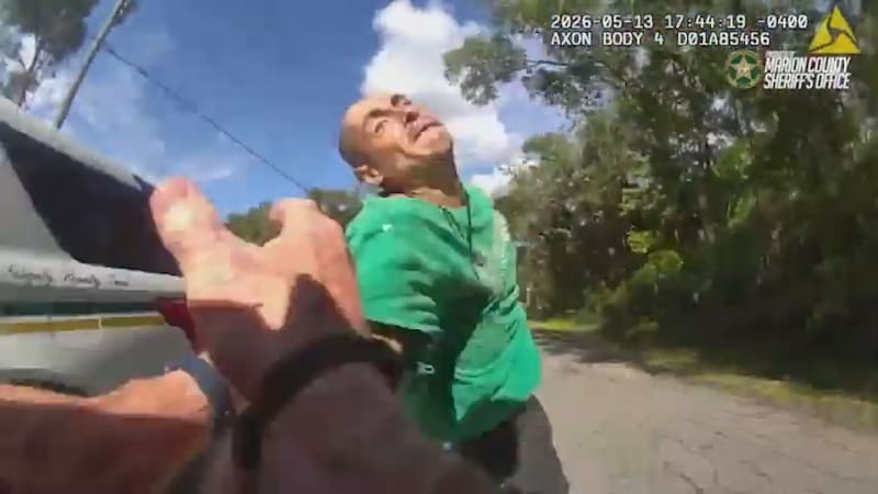 Měl jsem tě zabít, řval útočník na floridského policistu. Zákeřný výpad zachytila kamera