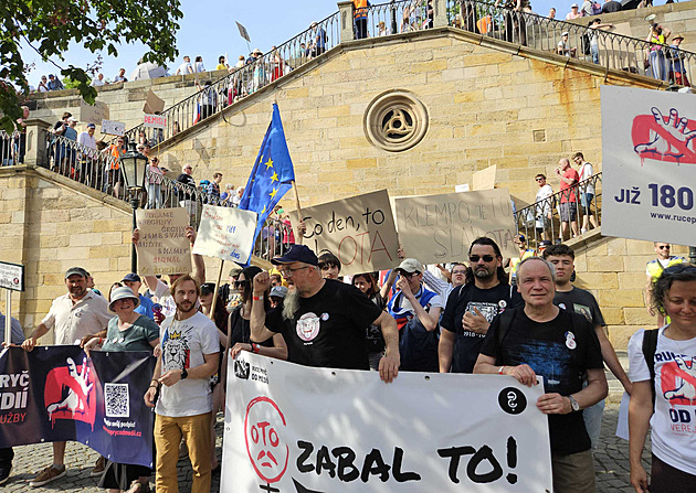 Před vládou je protest proti rušení poplatků ČT. Sešly se zatím desítky lidí