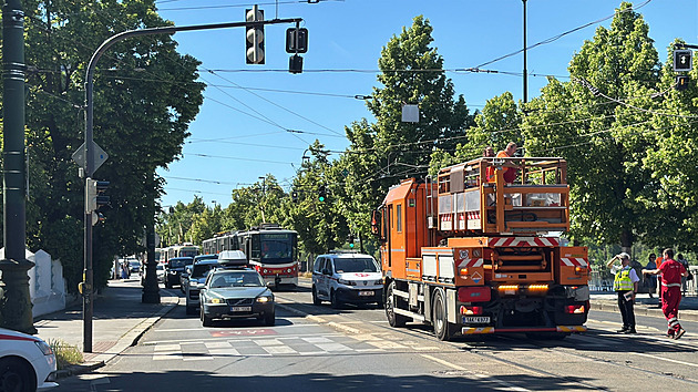 Spadlá trolej zastavila provoz tramvají v oblasti Výtoně, linky jezdí odklonem