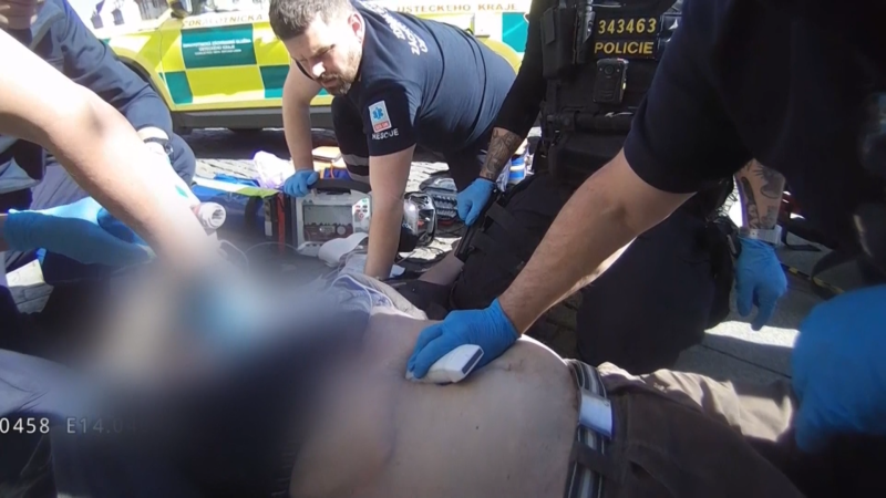 Záchrana života v Ústí: Policisté resuscitovali seniora, pomohl jim speciální defibrilátor