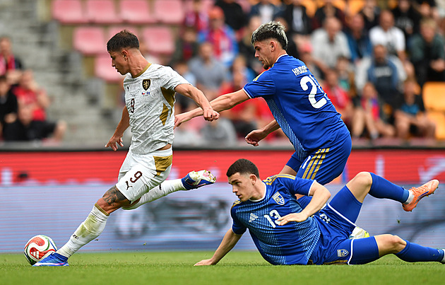 MS ve fotbale 2026 ONLINE: Koubek škrtl tři hráče. Kuchtovo zranění není vážné