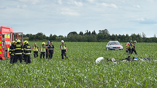 Na pole u letiště Točná spadlo ultralehké letadlo, dva lidé nepřežili