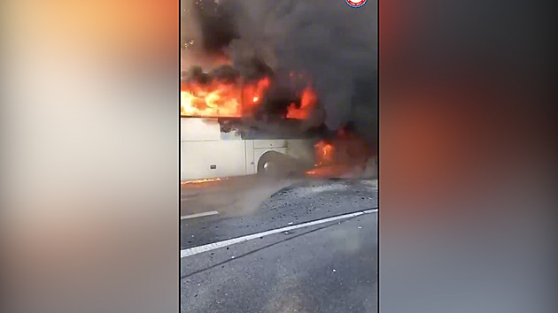 VIDEO: Autobus v plamenech a mohutný dým, cestující stihli utéct
