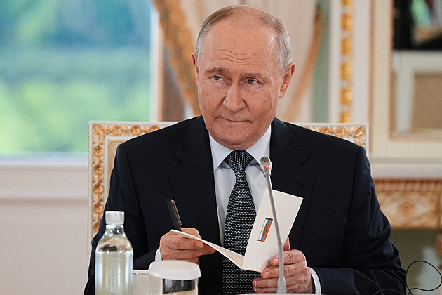 Spor o ocenění mezi Polskem a Ukrajinou těší Putina, míní Tusk. Zelenskyj řád odeslal poštou