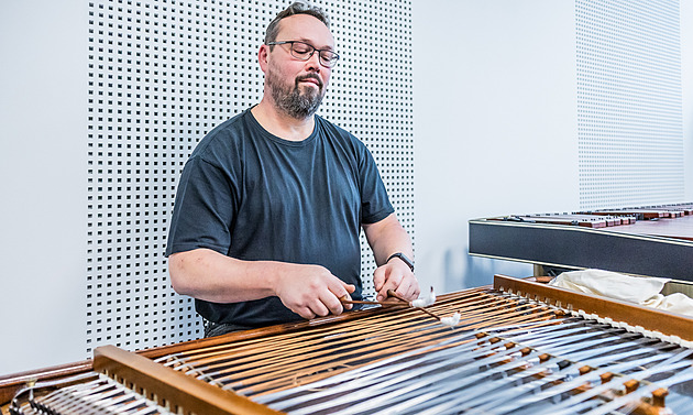 Rád hraju podle citu. Hudba má jít ze srdce, říká šéf hradecké cimbálky