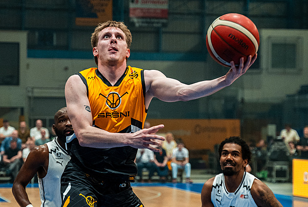 Basketbalista Šurý končí, ve 24 letech ho zastavilo zdraví: Loučím se s vděčností