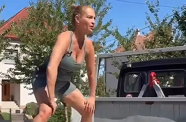 „Co ten batoh na břiše? To je panděro!“ Hanka Kynychová se obula do hejtrů