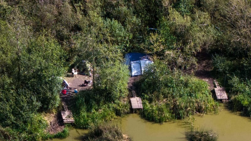Tříměsíční holčička zemřela v Británii při kempování. Policie má tragédii za ojedinělou