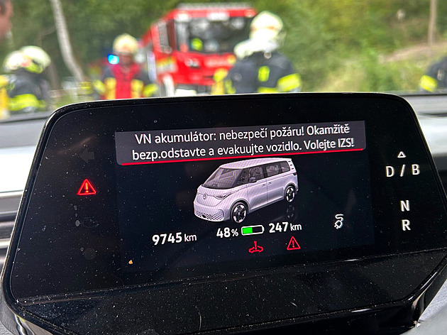 Můžu začít hořet, hlásil ženě elektromobil. Hasiči ho museli přesunout od lidí