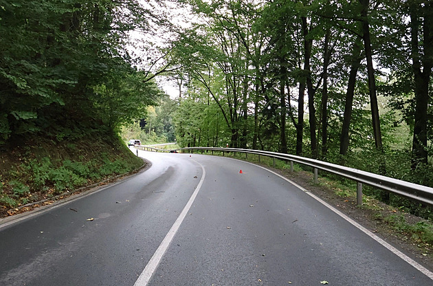 Motorkáře zradila v zatáčce mokrá silnice, na místě zemřel. Policie hledá svědky