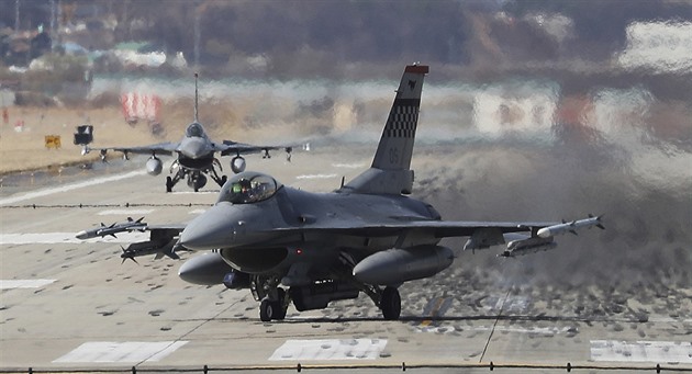 Americká F-16 se v Německu při pokusu o přistání zřítila na golfové hřiště