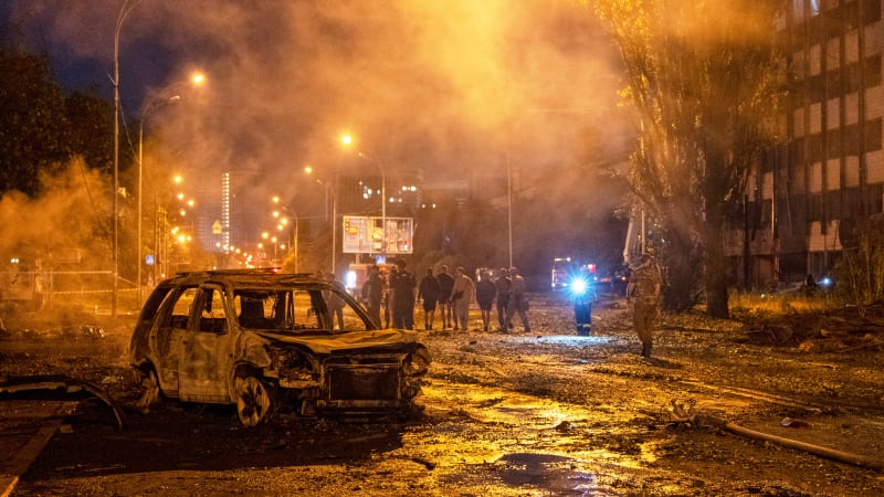 Drtivé ukrajinské údery v hloubi Ruska: Záběry ukazují okamžik útoku, plameny i valící se dým