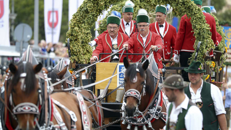 Neštěstí na Oktoberfestu: Žena při hlazení koně vypadla z vozíku. Zraněním nakonec podlehla