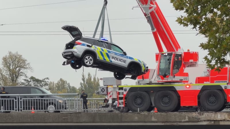 To zábradlí nemělo šanci: Expert popsal, proč auto s policisty v Praze skončilo ve Vltavě