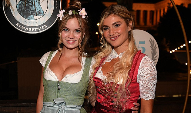 Kroj, dirndl, vyšyvanka, kilt. Do módy se vrací folklor a poctivé řemeslo