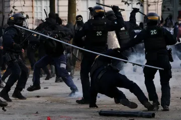 Francouzská policie zatkla při protestech 1200 lidí. Zranilo se na 150 policistů