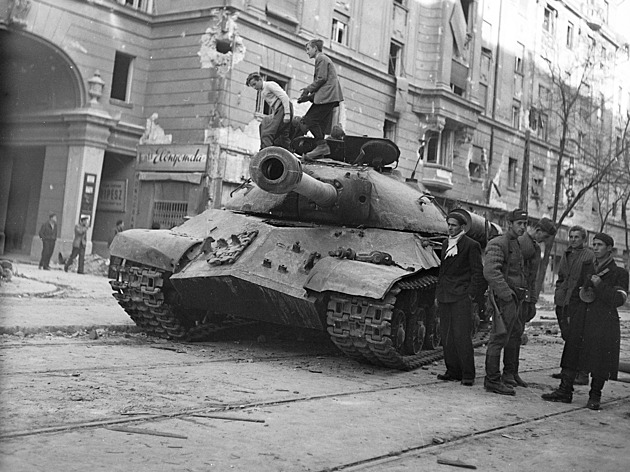Zločin komunistů v roce 1956. Maďarské povstání utopily v krvi Koněvovy tanky