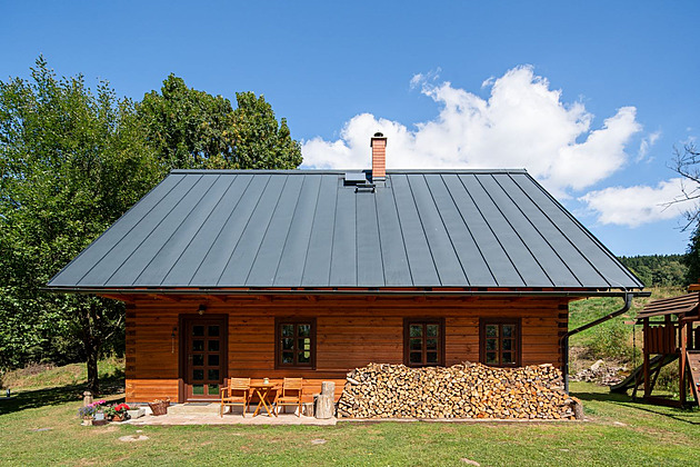 V Deštném si postavil parádní roubenku. Od průšvihu ho zachránila starostka