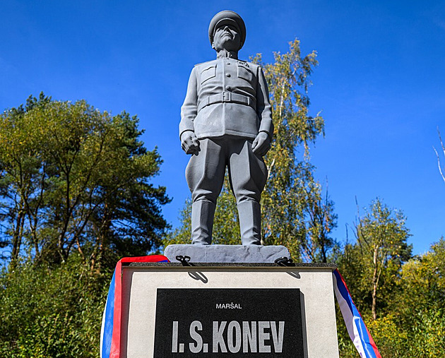 Nový útok na Koněva na Slovensku. Část památníku je poškozena