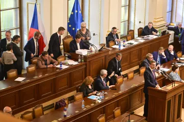 Sněmovna bude o zrušení poplatků pro ČT a ČRo hlasovat v sobotu v půl páté ráno