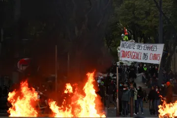 V celé Francii demonstrovaly statisíce lidí, v Paříži čtvrt milionu, tvrdí odbory