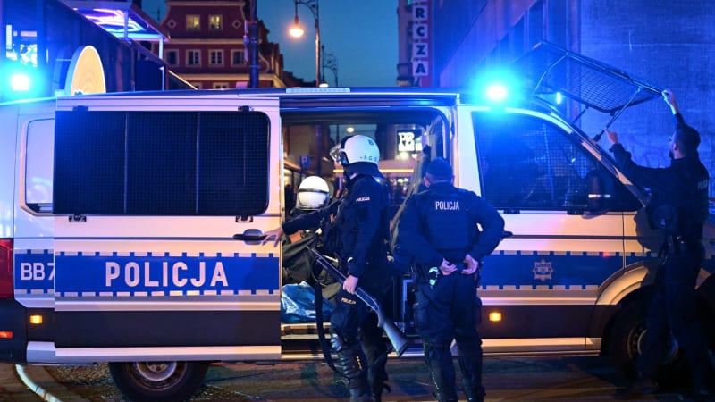 Opilý boural a na zadním sedadle vezl mrtvolu. Polská policie muže zadržela